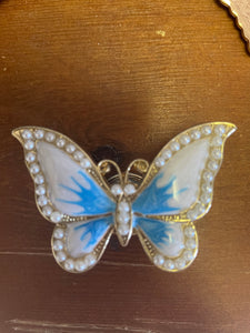 Butterfly drawer pulls