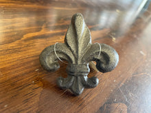 Load image into Gallery viewer, Fleur de lis drawer pull