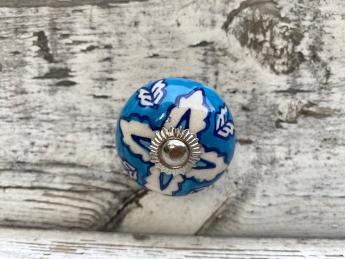 Blue and white leaf knobs